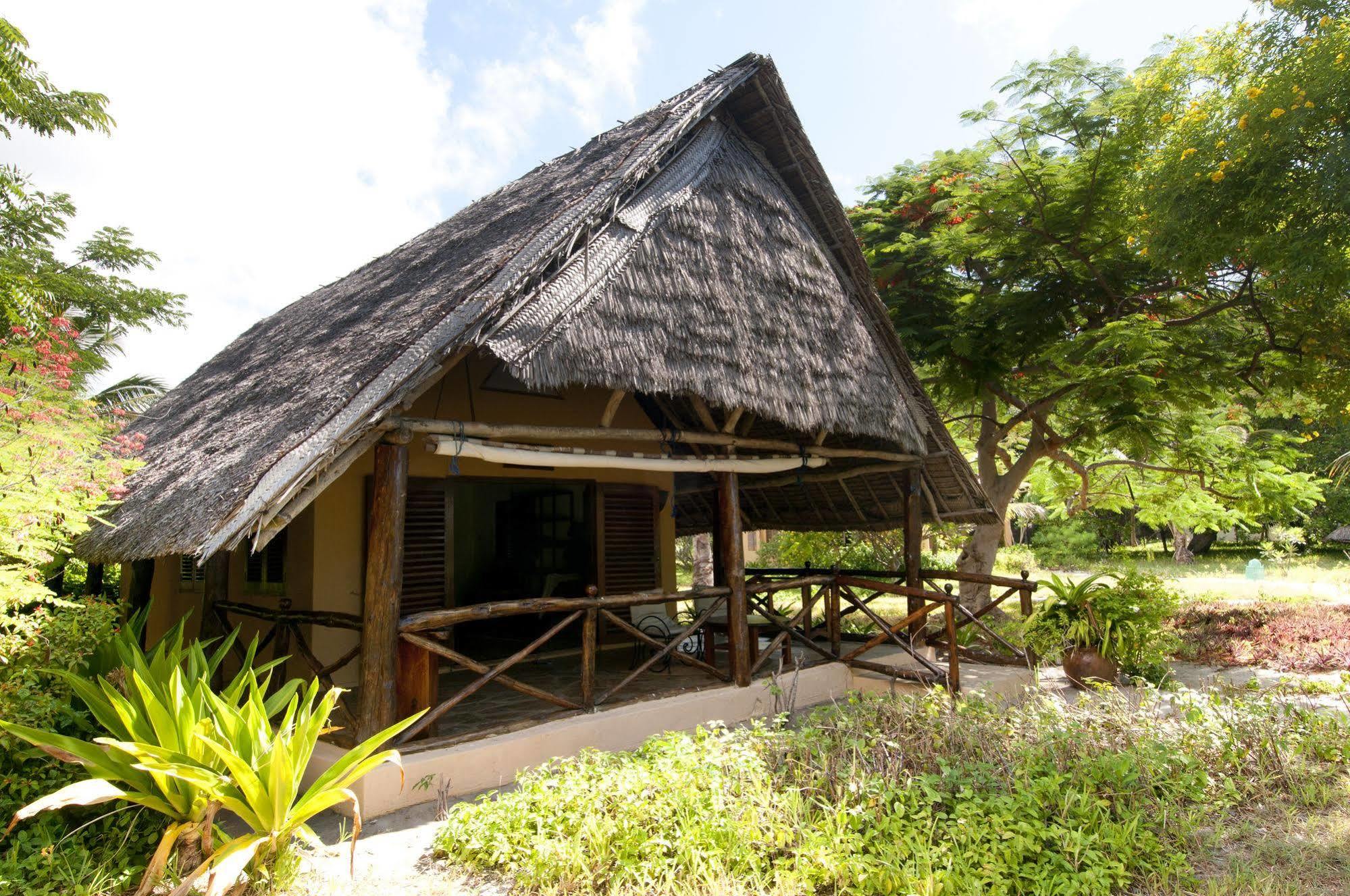 Kinasi Lodge Utende Luaran gambar
