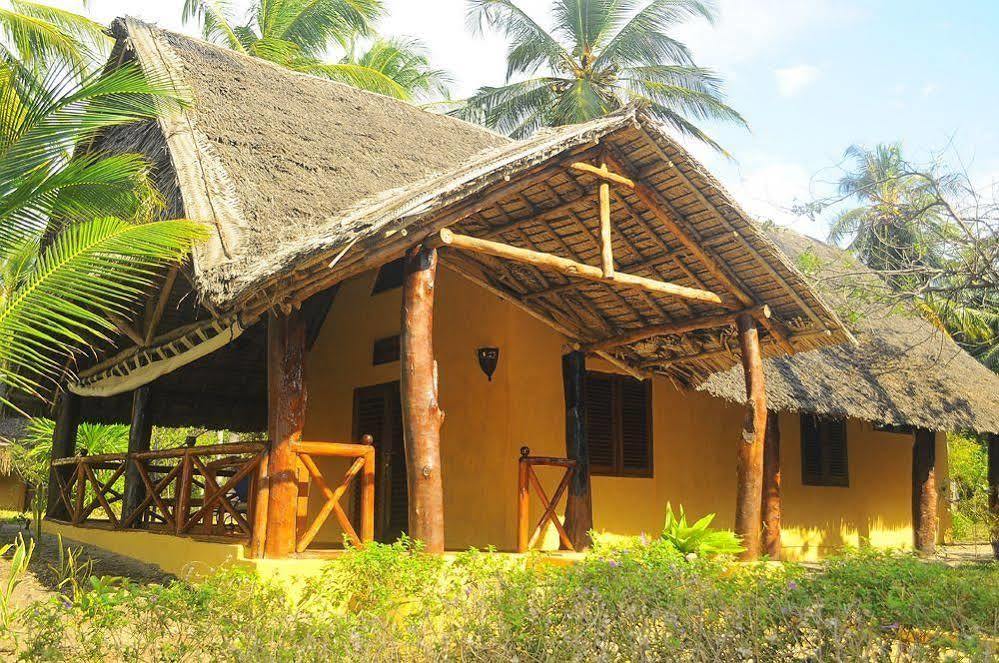 Kinasi Lodge Utende Luaran gambar
