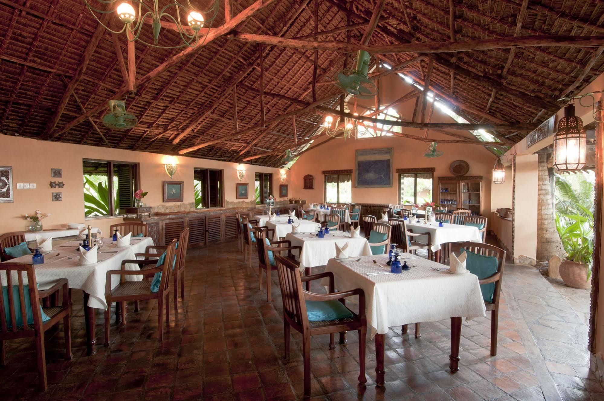 Kinasi Lodge Utende Luaran gambar
