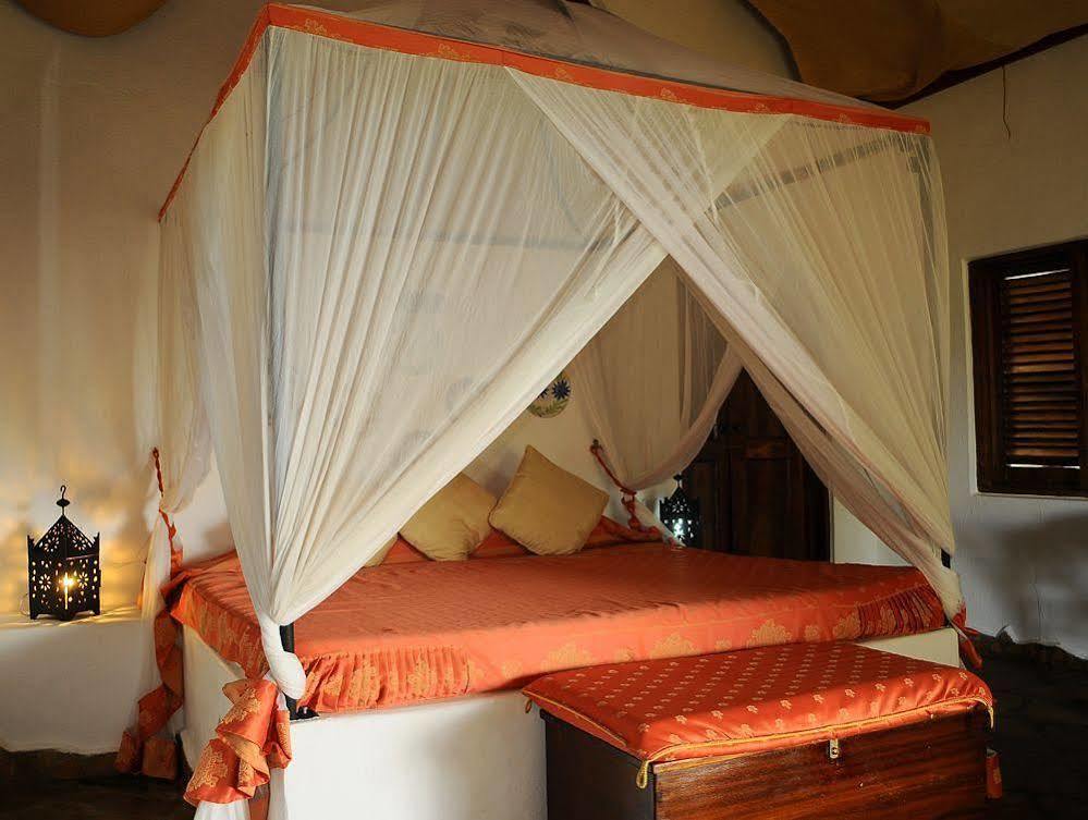 Kinasi Lodge Utende Luaran gambar