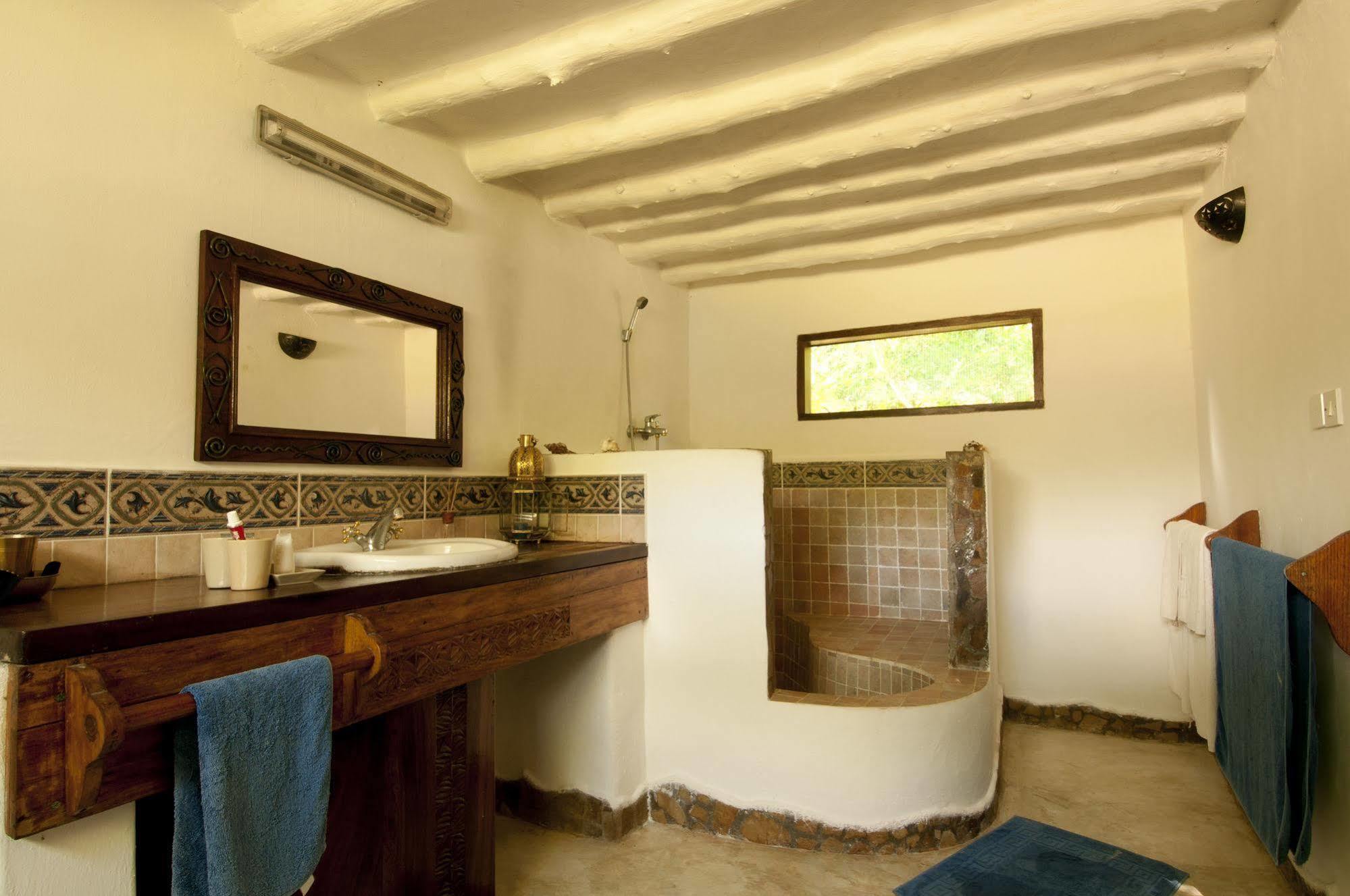 Kinasi Lodge Utende Luaran gambar